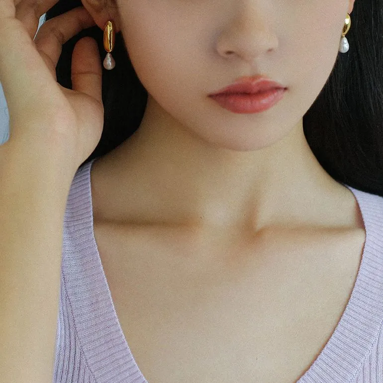 Effortlessly Stylish: Asymmetrical Metal and Pearl Earrings